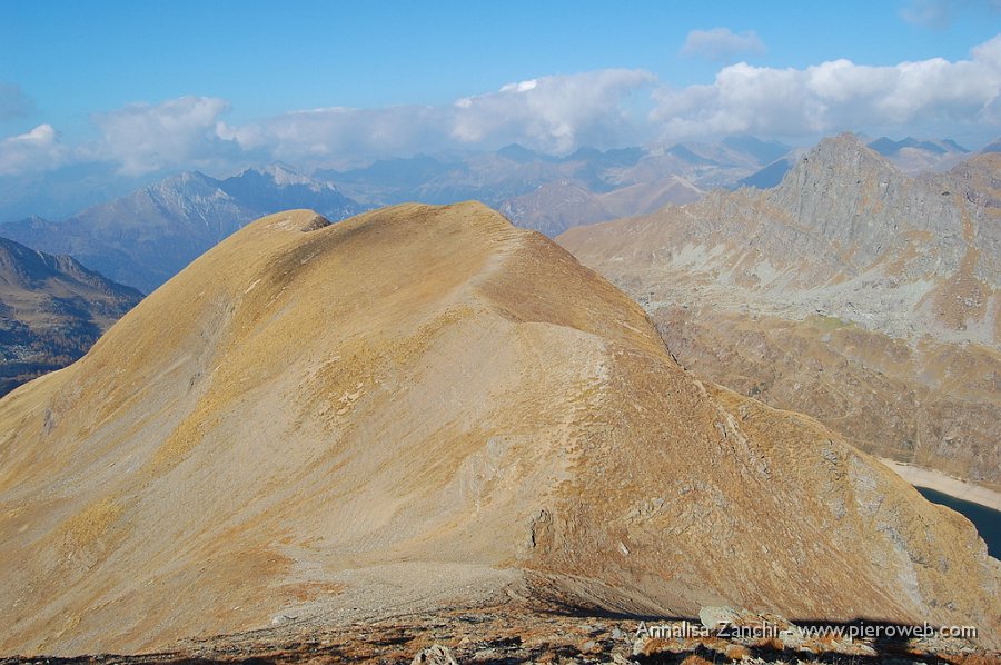 20 Spartiacque tra Lago Colombo e Laghi Gemelli.JPG